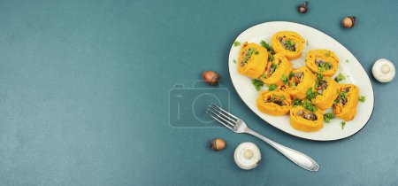 Foto de Deliciosos rollos de masa de calabaza o pastel relleno de champiñones. Otoño comida tradicional. - Imagen libre de derechos