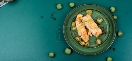 Téléchargez les photos : Filets de saumon cuits au four avec mini kiwi. Aliments diététiques. - en image libre de droit