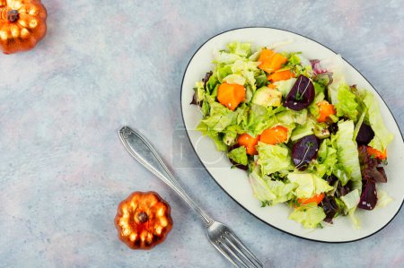 Téléchargez les photos : Salade de courges délicieuse d'automne avec betterave et légumes verts. Vue supérieure avec espace de copie. - en image libre de droit
