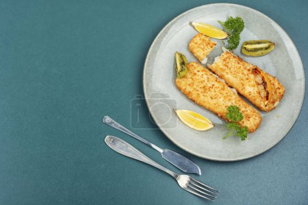 Téléchargez les photos : Filet de goberge rôti dans de la chapelure et avec kiwi. Du poisson en chips. Espace de copie. - en image libre de droit