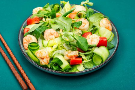 Téléchargez les photos : Assiette avec salade de légumes frais, herbes et crevettes. Salade de crevettes. Aliments propres. - en image libre de droit