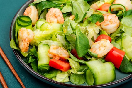Foto de Plato con ensalada saludable de verduras frescas, verduras mixtas y camarones. Ensalada de gambas. Alimentos limpios. - Imagen libre de derechos