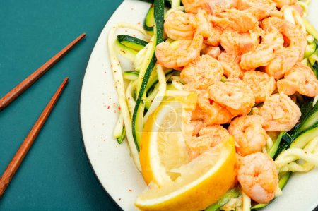Téléchargez les photos : Plat diététique, crevettes sur un côté végétal de courgettes sur assiette blanche. Cuisine chinoise. - en image libre de droit