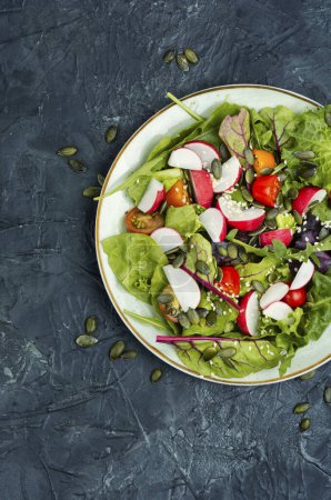 Téléchargez les photos : Salade savoureuse avec radis, légumes verts, tomate et sésame. Vue du dessus - en image libre de droit
