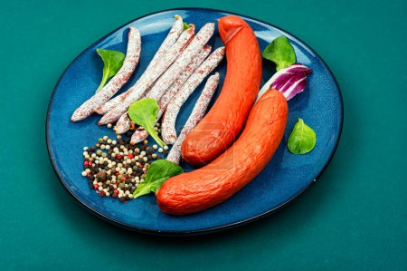 Téléchargez les photos : Kabanos fumés secs, cabanossi et bâtonnets de salami. Saucisses de viande polonaises traditionnelles - en image libre de droit