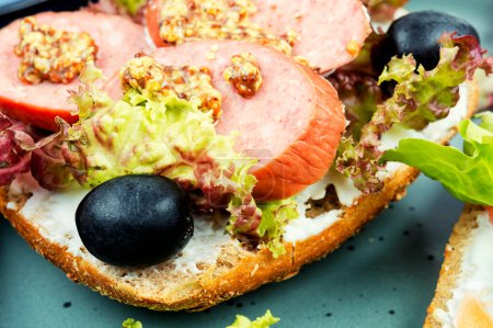 Téléchargez les photos : Sandwichs savoureux avec truite et saucisses. Snack, bruschetta. - en image libre de droit