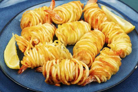 Téléchargez les photos : Crevettes, crevettes et petits pains de pommes de terre. Nourriture asiatique populaire. Cuisine vietnamienne. - en image libre de droit