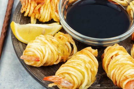 Téléchargez les photos : Crevettes et sauce aux pommes de terre roulées frites, crevettes et petits pains aux pommes de terre. Nourriture asiatique populaire. Cuisine vietnamienne. - en image libre de droit