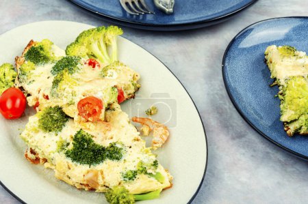 Téléchargez les photos : Omelette frite maison avec brocoli, crevettes et tomate. Alimentation saine. - en image libre de droit