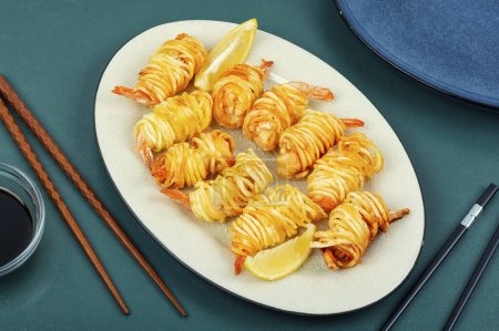 Foto de Camarones de patata asados, camarones envueltos en patata. Comida asiática. - Imagen libre de derechos