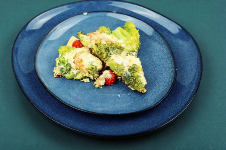 Foto de Tortilla casera fresca con brócoli, camarones y tomate cherry. - Imagen libre de derechos