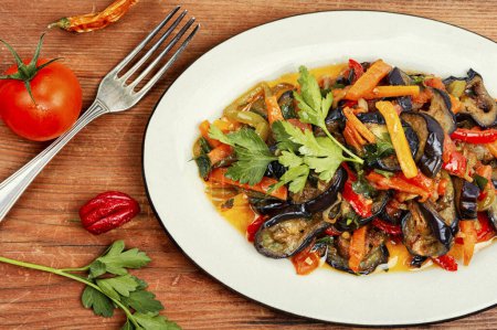 Téléchargez les photos : Saute végétalienne saine avec aubergine. Alimentation végétarienne. - en image libre de droit