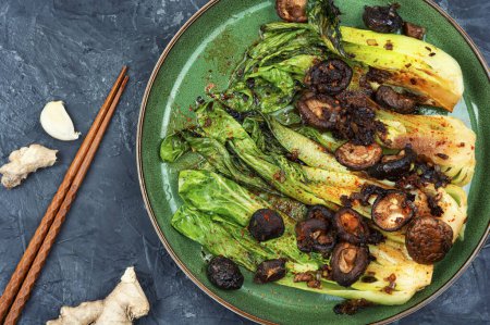 Téléchargez les photos : Pak Choi chinois frit fait maison avec des champignons shitake. Alimentation asiatique végétalienne, régime faible en glucides - en image libre de droit