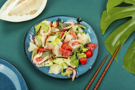 Foto de Ensalada de pomelo jugosa con camarones y verduras frescas en un plato. - Imagen libre de derechos
