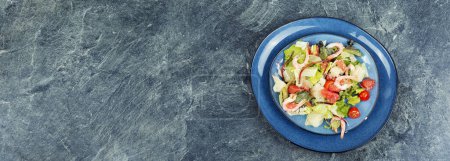 Foto de Plato con ensalada con pomelo, gambas y verduras. Ensalada tailandesa de aperitivo. Espacio para el texto. Banner largo. - Imagen libre de derechos