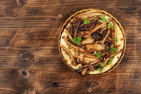 Téléchargez les photos : Pièce de tarte aux champignons ouverte, galette aux champignons. Tarte ou tarte aux champignons sur une table en bois. Espace de copie. - en image libre de droit