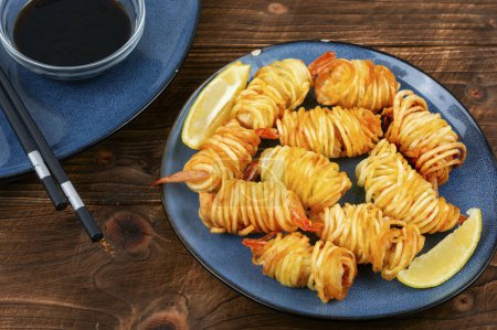 Téléchargez les photos : Rouleaux frits avec crevettes et frites, crevettes et rouleaux de pommes de terre. Alimentation asiatique. - en image libre de droit