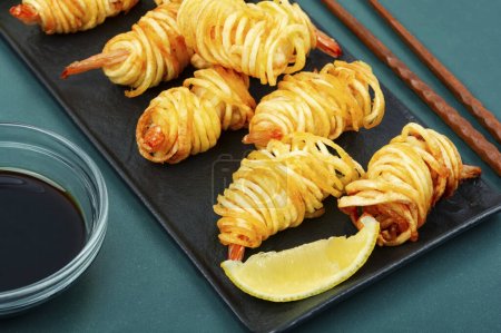 Téléchargez les photos : Crevettes et sauce aux pommes de terre roulées frites, rouleaux de nouilles aux crevettes. Nourriture asiatique populaire. Cuisine vietnamienne. - en image libre de droit