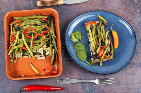 Téléchargez les photos : Tarte aux légumes ouverte cuite au four avec haricots verts ou de brousse et poivrons. - en image libre de droit
