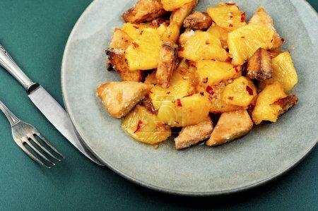 Téléchargez les photos : Tofu frit à l'ananas et au chili dans l'assiette - en image libre de droit