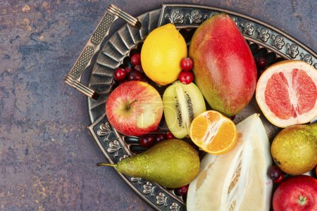 Foto de Conjunto de variadas frutas exóticas multicolores en bandeja vintage. Alimentación, alimentación limpia, vegetariana. - Imagen libre de derechos