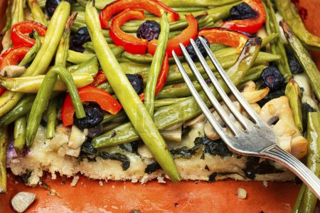 Téléchargez les photos : Tarte végétarienne cuite au four avec haricots verts ou de brousse et poivrons. Gros plan. - en image libre de droit