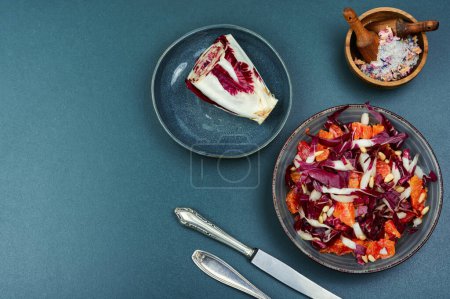 Téléchargez les photos : Un bol de salade fraîche avec de la chicorée rouge ou radicchio rouge et orange. Espace de copie. - en image libre de droit