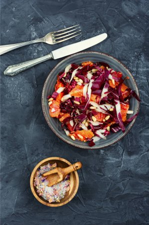 Foto de Ensalada de verduras frescas con achicoria roja y pomelo. - Imagen libre de derechos