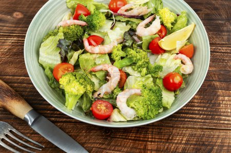 Téléchargez les photos : Salade fraîche avec brocoli, crevettes et feuilles vertes fraîches. Salade de fruits de mer frais. - en image libre de droit
