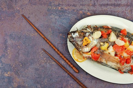 Foto de Pescado de tilapia a la parrilla o Mujair con fruta en plato blanco. Comida mexicana. Espacio para texto. - Imagen libre de derechos