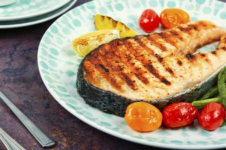 Téléchargez les photos : Délicieux steak de saumon grillé aux légumes grillés, poisson frit. - en image libre de droit