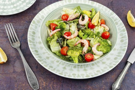 Téléchargez les photos : Salade de brocoli santé aux crevettes, tomates et légumes verts. - en image libre de droit
