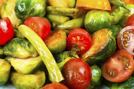Téléchargez les photos : Salade chaude de choux de Bruxelles cuits au four, tomates et haricots verts. - en image libre de droit
