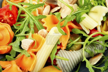Téléchargez les photos : Salade avec tomates fraîches, légumes verts et pâtes dans une assiette. Alimentation saine. Gros plan. - en image libre de droit