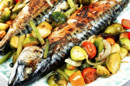 Foto de Placa con caballa asada o pescado scomber y tomates, col y judías verdes - Imagen libre de derechos