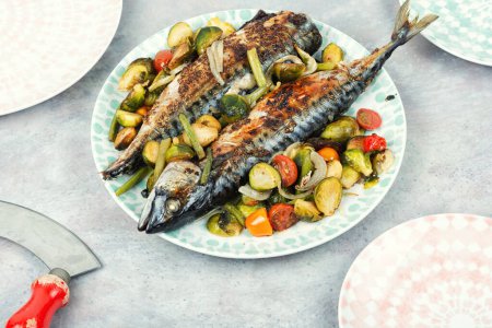 Téléchargez les photos : Assiette avec poisson maquereau entier et tomates, chou et haricots verts - en image libre de droit
