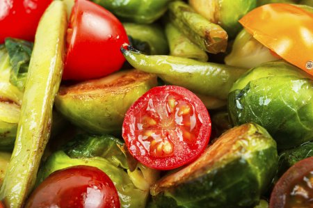 Téléchargez les photos : Salade végétarienne de choux de Bruxelles grillés, tomates et haricots verts. Alimentation végétalienne - en image libre de droit