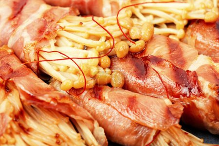 Téléchargez les photos : Apéritif aux champignons Enoki frit au bacon. Cuisine asiatique. Délicieux plat japonais. Macro - en image libre de droit