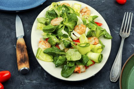 Foto de Plato con ensalada de verduras frescas, hierbas y camarones. Ensalada de gambas. Comida tailandesa,. - Imagen libre de derechos