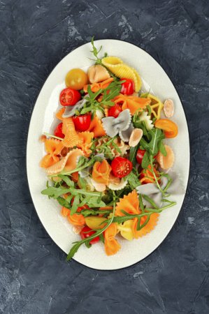Foto de Ensalada dietética con tomates frescos, verduras y pasta en un plato. - Imagen libre de derechos