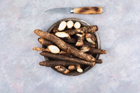 Foto de Ramo de verduras de raíz recién salsify, medicina, hierbas homeopáticas - Imagen libre de derechos