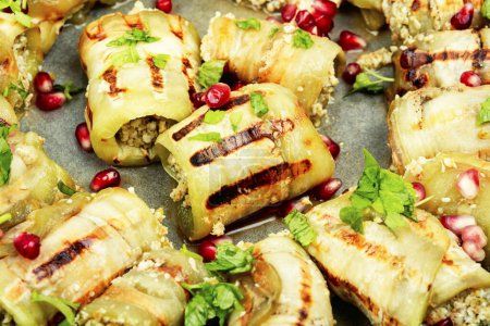 Téléchargez les photos : Rouleaux d'aubergines géorgiennes grillés avec garniture de noix et de viande, badrijani. - en image libre de droit