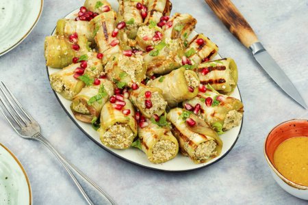 Téléchargez les photos : Badrijani, végétarien végétalien alimentation saine. Rouleaux d'aubergines grillées sur la table. - en image libre de droit