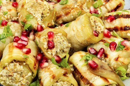 Téléchargez les photos : Badrijani, un plat géorgien célèbre, est une collation à base d'aubergines, de viande et de noix. Aliments sains. - en image libre de droit