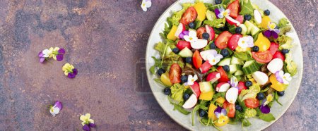 Foto de Ensalada de verduras brillantes con flores comestibles. Copiar espacio. - Imagen libre de derechos