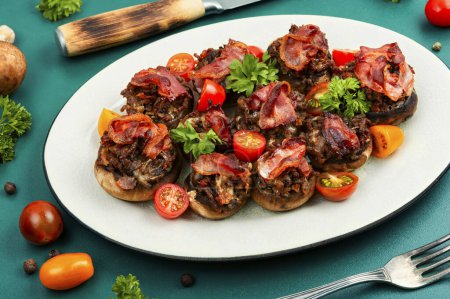 Téléchargez les photos : Délicieux chapeaux de champignons champignon farcis à la viande hachée et au bacon. - en image libre de droit