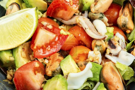 Téléchargez les photos : Salade savoureuse avec mélange de légumes, fruits de mer et laitue verte fraîche. Macro. - en image libre de droit