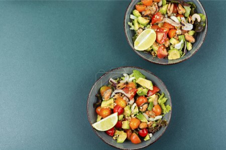 Foto de Ensalada deliciosa con verduras frescas y mariscos en un plato. Espacio para texto. - Imagen libre de derechos