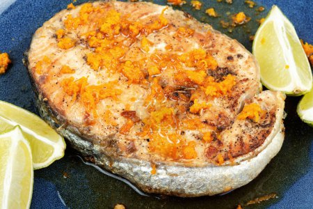 Foto de Filete de salmón asado a la parrilla con salsa de naranja y lima. Pescado asado. De cerca.. - Imagen libre de derechos