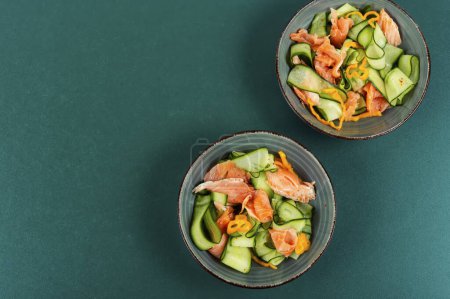Foto de Ensalada verde con salmón ahumado y pepino fresco. Ketogénico, ceto, dieta paleo. Copiar espacio. Menú, lugar de receta. - Imagen libre de derechos